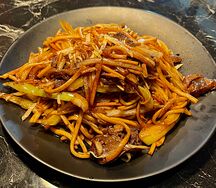 Жареная лапша с говядиной