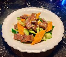 Салат с говядиной в соусе и огурцом