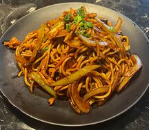 C8к Жареная лапша с курицей и овощами в кисло-сладком соусе