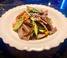 Свинoй язык с чесночным соусом