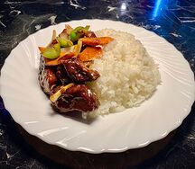 Рис с тушёными свиными рёбрышками