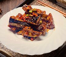 B16 Баклажаны по-китайски с курицей в кисло-сладком соусе