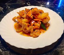 Курица с ананасами в томатном соусе