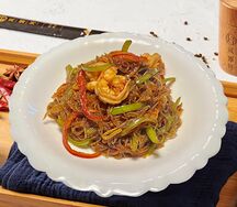 C10k Жареная вермишель по-сингапурски с соевый соусом и курицей