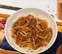 Тушеная лапша со свининой и баклажанами