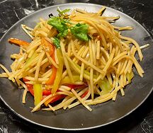 Нарезанный соломкой картофель в кисло-остром соусе