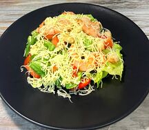 Салат Цезарь с тигровыми креветками