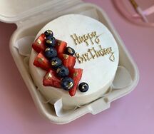 Бенто-торт Happy birthday с клубникой и голубикой (любая надпись на торте)