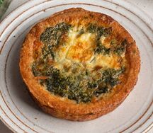 Пирог Киш мини с лососем и шпинатом