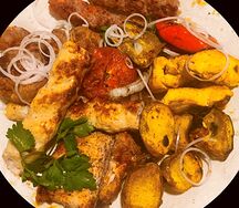 Садж из четырех шашлыков и овощами на мангале