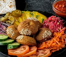 На тарелке с фалафелем