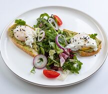 Тост с авокадо и яйцом пашот