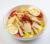 Фирменный салат Moulin с цыпленком