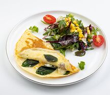 Омлет с белым сыром и базиликом