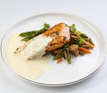 Цыпленок с овощами и грибным соусом