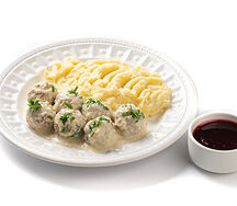 Фрикадельки с пюре и брусничным соусом