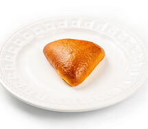 Пирожок с яблоками и брусникой