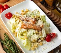 Салат Цезарь с лососем