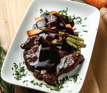 Стейк из cвинoй шеи с соусом демигласс