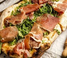 Римская пицца Четыре сыра с вяленой свининой