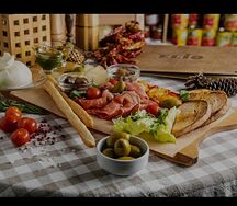 Закуска ассорти с бурратой и песто