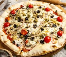 Пицца Капричиоза с прошутто котто и артишоками