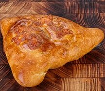 Пирожок с курицей и сыром