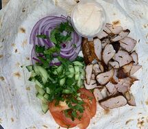 Шаурма на тарелке со свининой