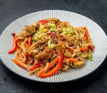 Удон с цыпленком BBQ