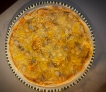 Пицца с ананасами