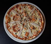 Пицца с курицей и грибами