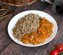Поджарка куриная с овощами и гречневой кашей