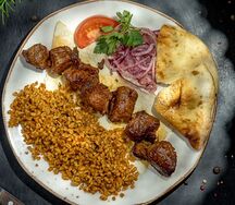 Шашлык бараний с гарниром