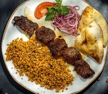 Шашлык из говяжьей вырезки с гарниром