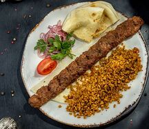 Урфа-кебаб с гарниром