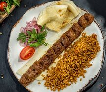 Острый Адана Кебаб с гарниром