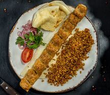 Урфа-кебаб из курицы с гарниром