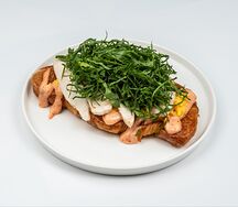 Круассан-тост с курицей, скрэмблом и айоли с розовым майонезом