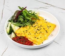 Омлет с ветчиной из индейки, сыром и томатной сальсой