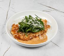 Куриный шницель с пармезаном, миксом зелени и соусом жу