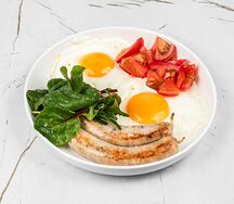 Глазунья из 2 яиц с колбасками и томатами