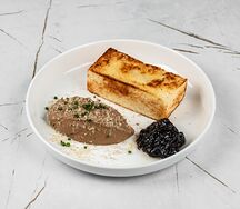 Паштет из куриной печени, лук конфи и бриошь