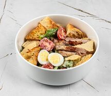 Цезарь с цыпленком и круассаном	