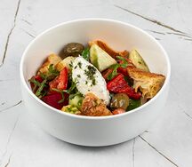 Греческий салат с сухариками из круассана	