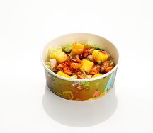 Салат с курицей и манго