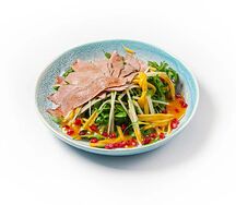 Салат с утиной грудкой и соусом манго