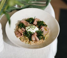 Каша из зеленой гречки с яйцом пашот и ростбифом