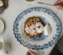 Драник с крабом и яйцом пашот