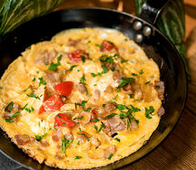 Омлет из трех яиц с беконом, томатами и луком