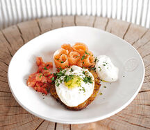 Драник с яйцом и слабосоленым лососем